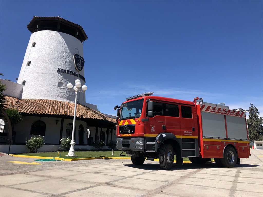 Panoramica en el campus de la academia nacional de bomberos con un carro bomba